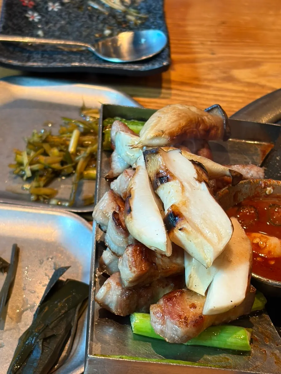 烤得恰到好处的黑猪肉特写