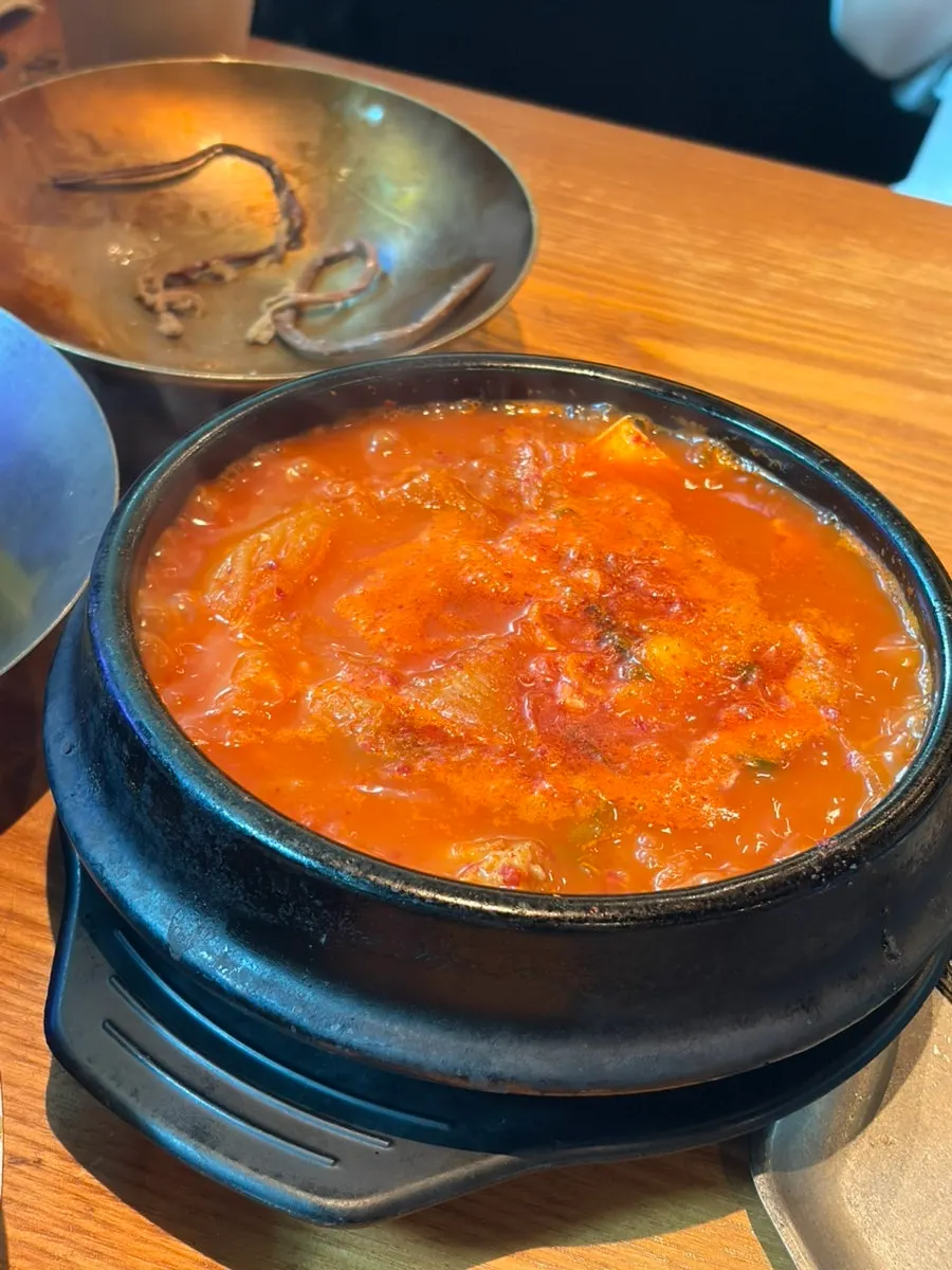 后食上桌的泡菜汤砂锅
