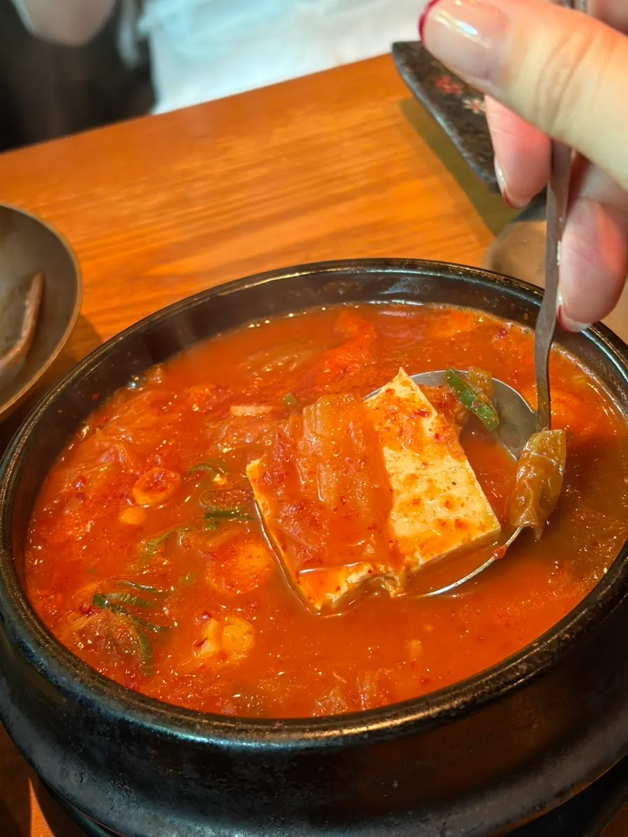 放有豆腐和猪肉的泡菜汤