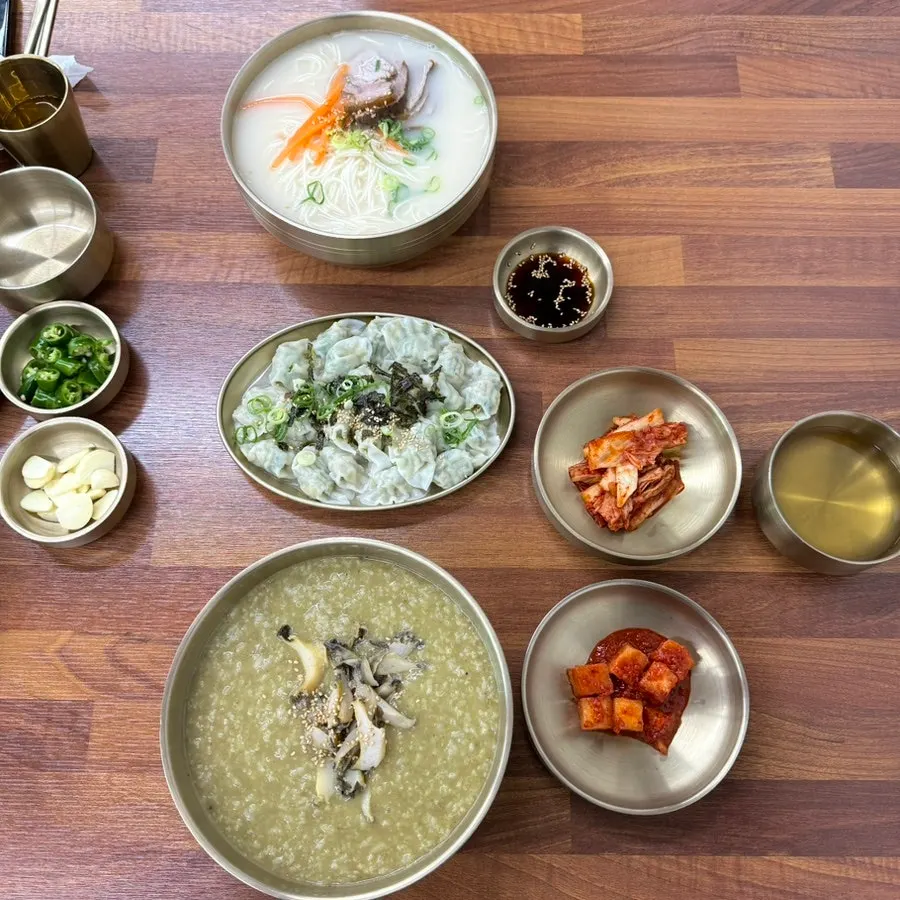 Seasoning powders and side dishes set out on the table