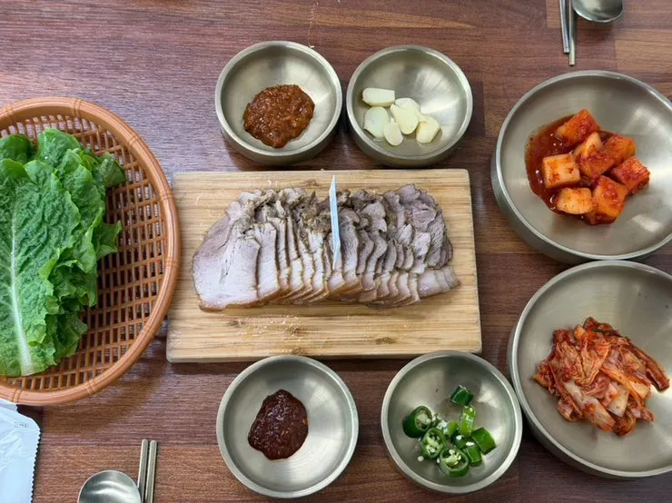 쌈과 밑반찬이 차려진 면주막 상차림