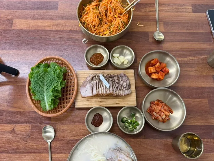 돔베고기와 국수가 함께 놓인 테이블