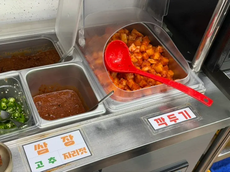 셀프바에서 담아온 김치와 고추
