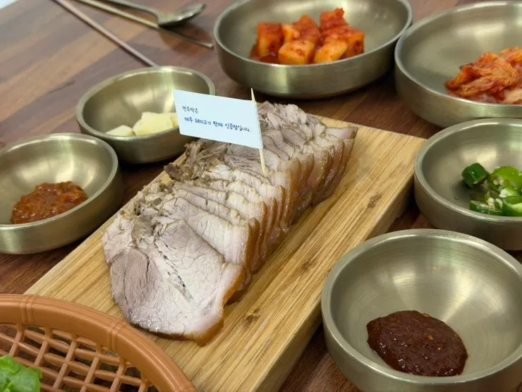 자리젓과 함께 먹는 제주산 흑돼지 돔베고기