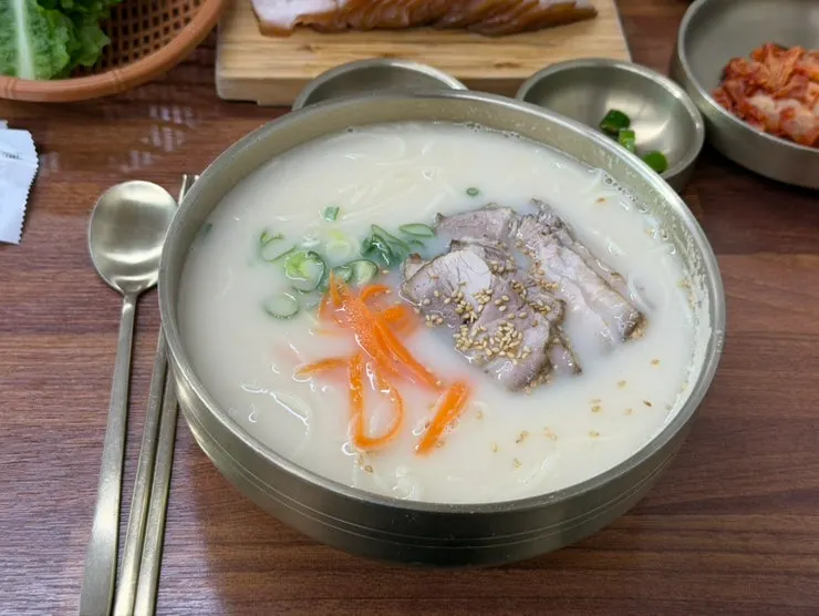 채소가 다양하게 올라간 면주막 비빔국수