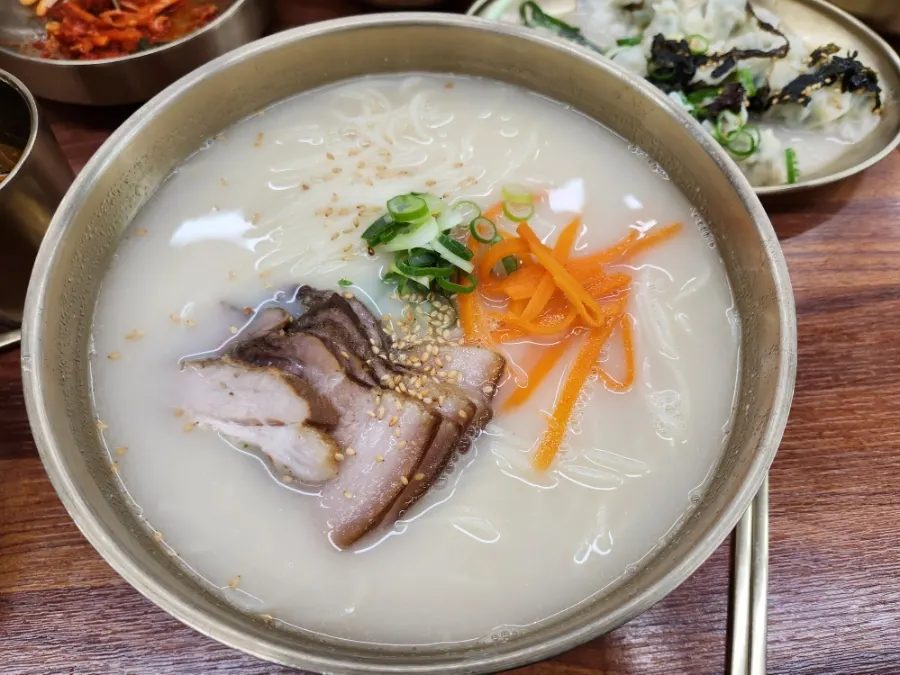 메인으로 나온 제주고기국수 한 그릇