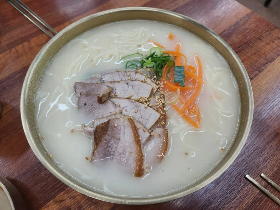 고기국수 곱빼기와 기본 고기국수 상차림