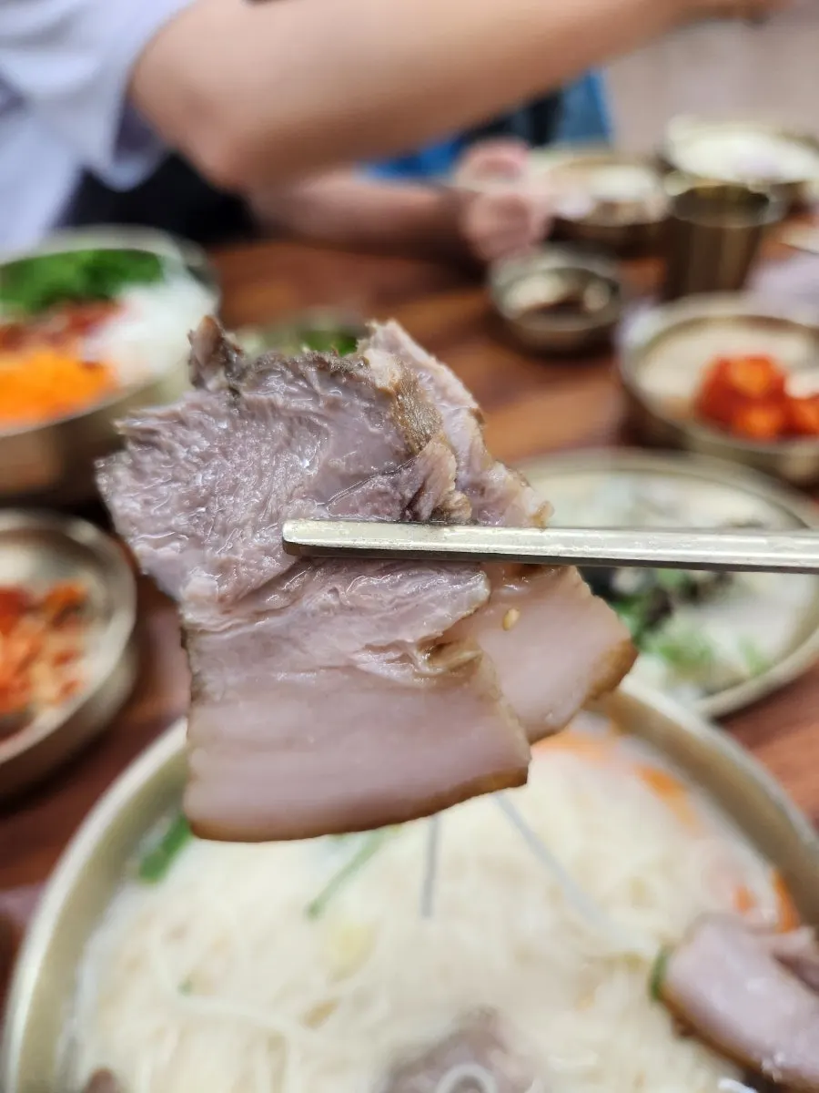 고기국수 위에 올라간 제주산 흑돼지 고기