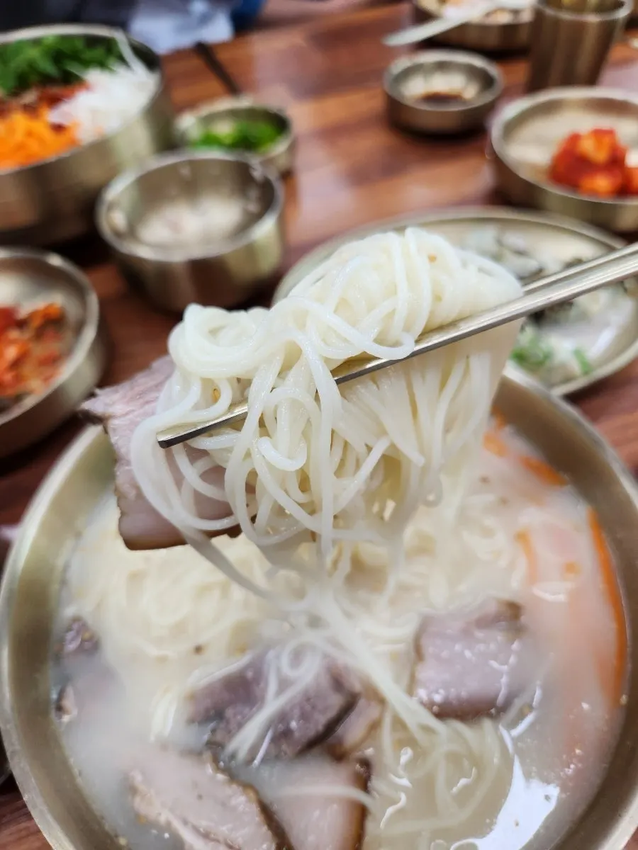 젓가락으로 들어올린 쫄깃한 국수 면발