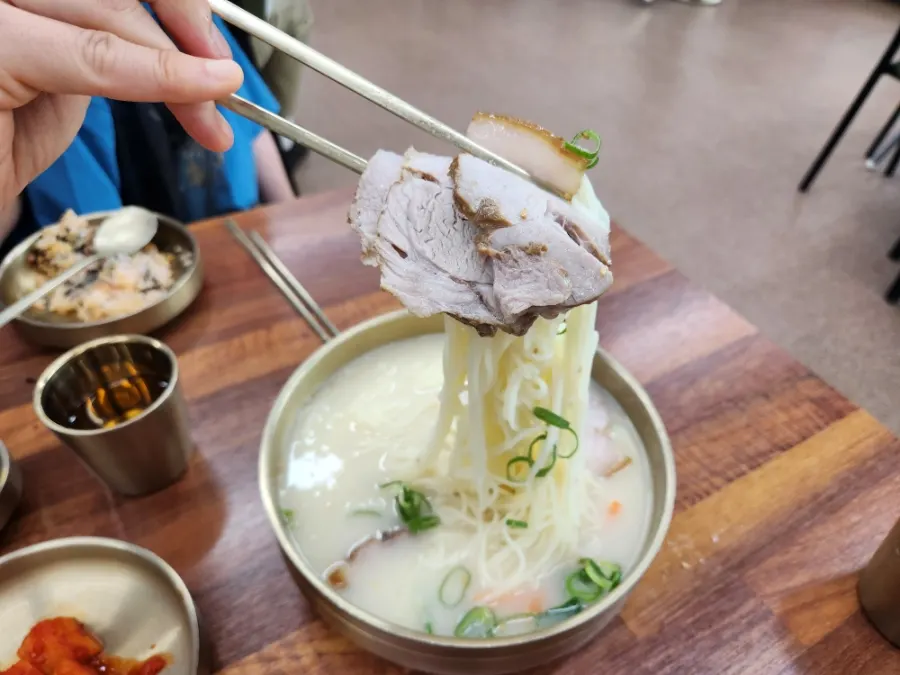 진한 고기육수 국물과 흑돼지 고명