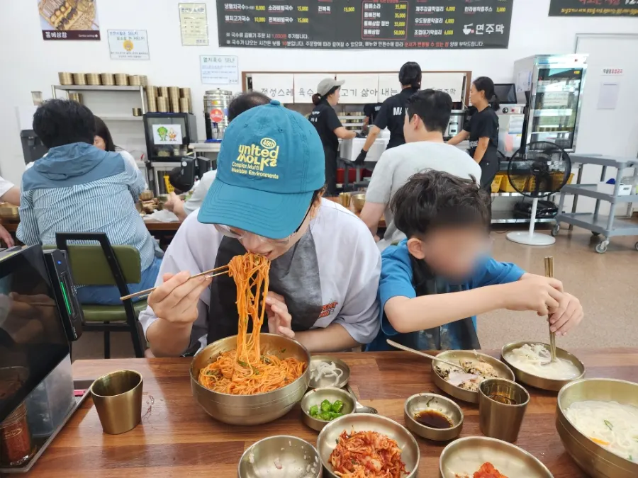아이들과 함께한 고기국수 식사 테이블