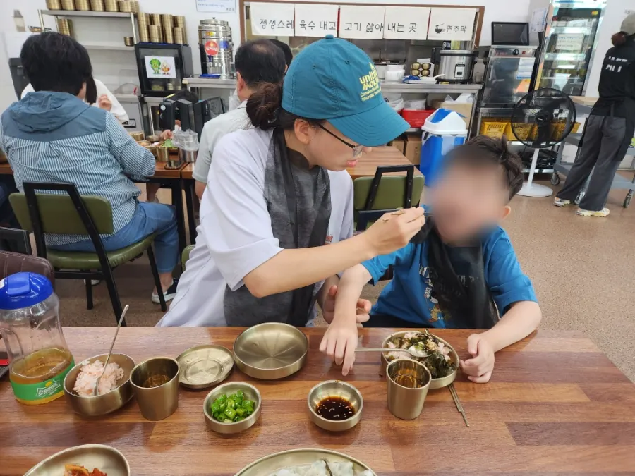 고기국수와 밑반찬이 차려진 상