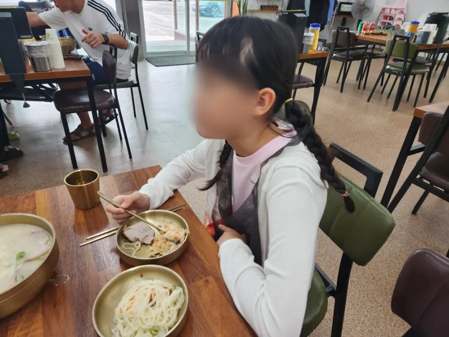 비워가는 고기국수 그릇
