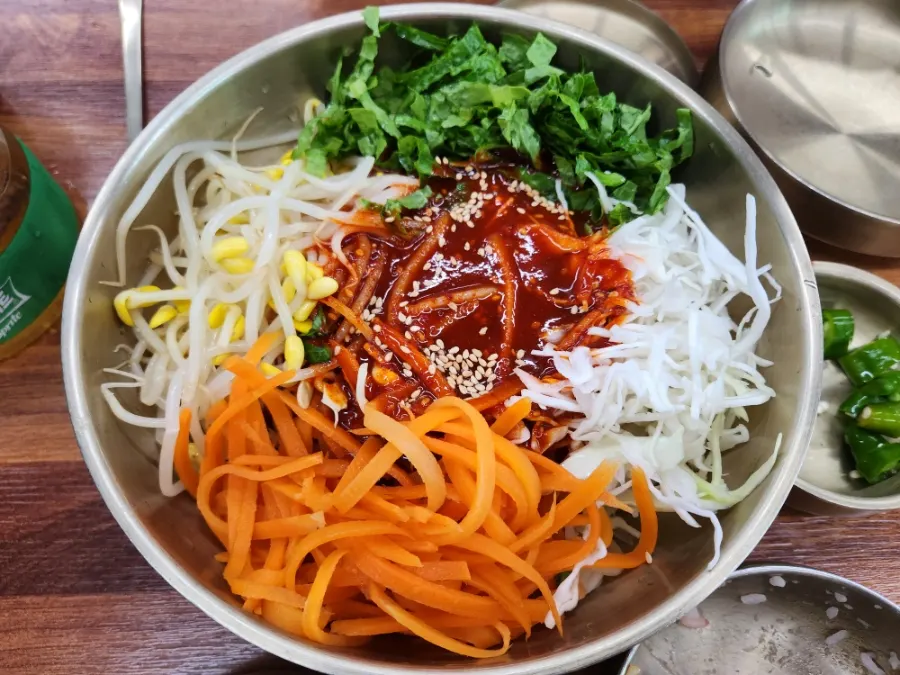 매콤하게 비벼진 비빔국수