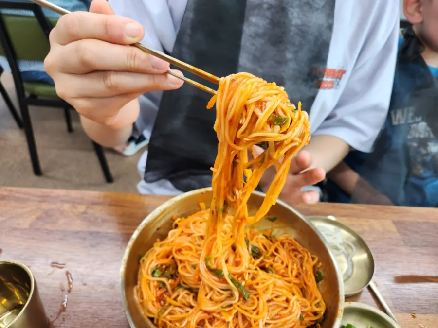 비빔국수 면발 클로즈업