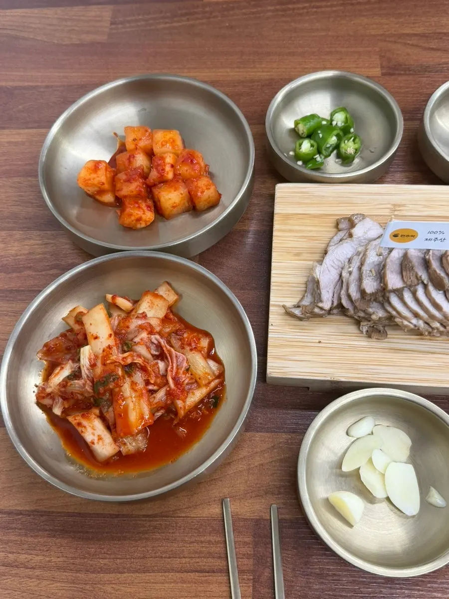 제주산 흑돼지 돔베고기 절반