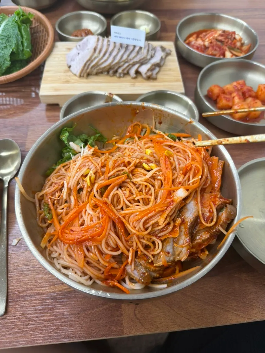 고기국수와 돔베고기 한상차림