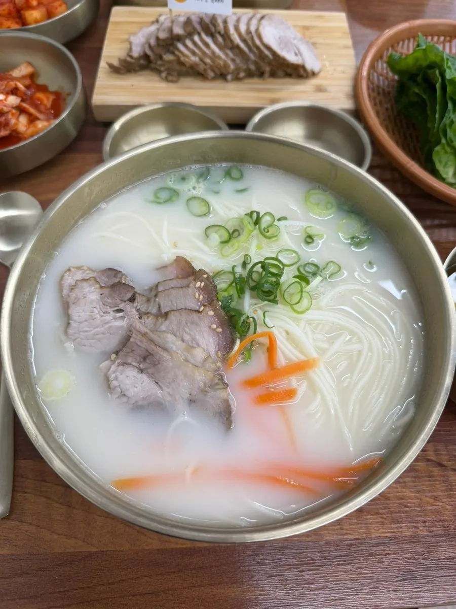 새콤한 양념의 고기비빔국수