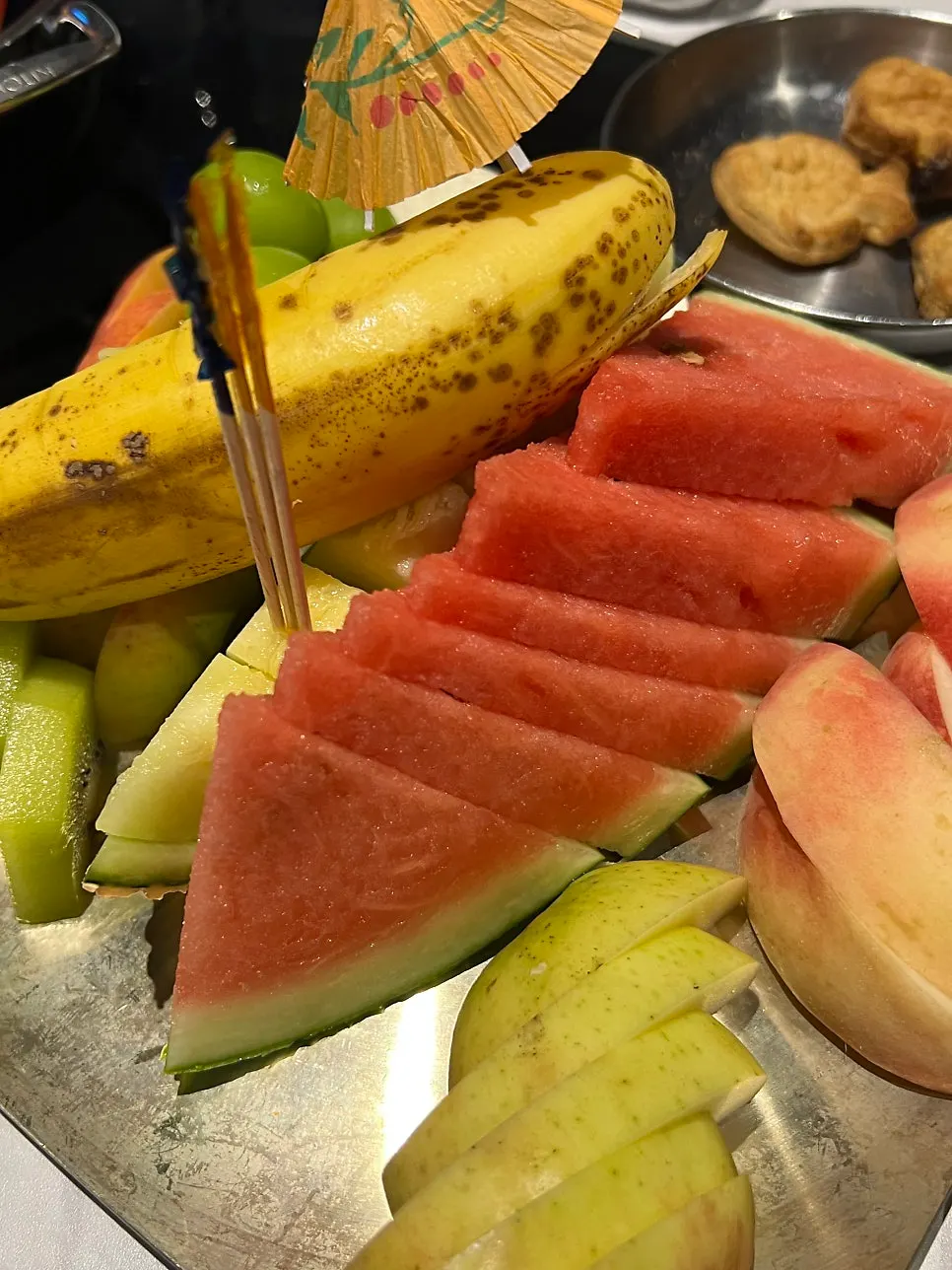 Plate of seasonal fruit served as the main snack