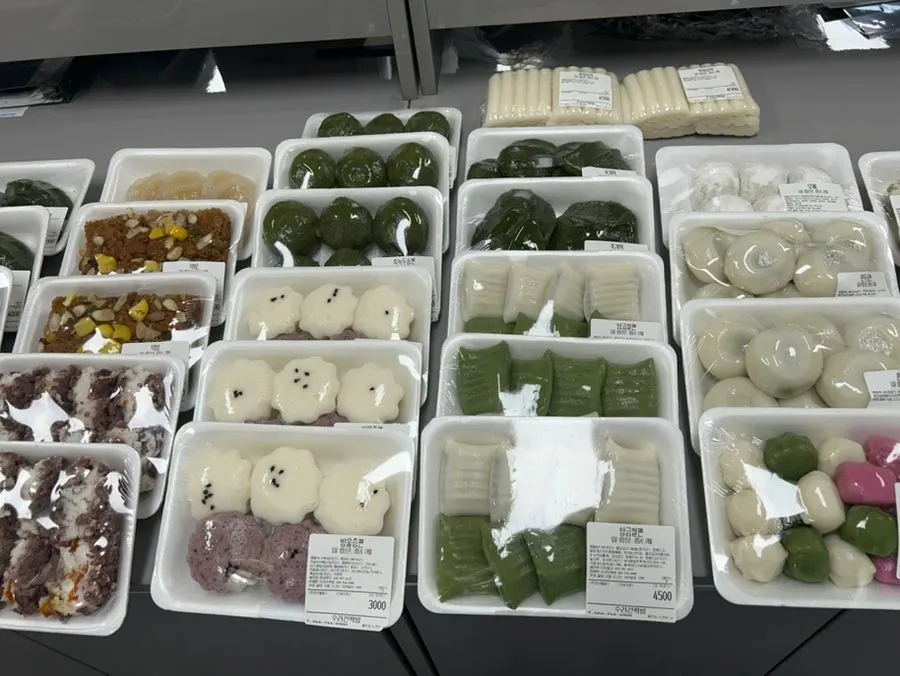 Display of various rice cakes besides omegi-tteok