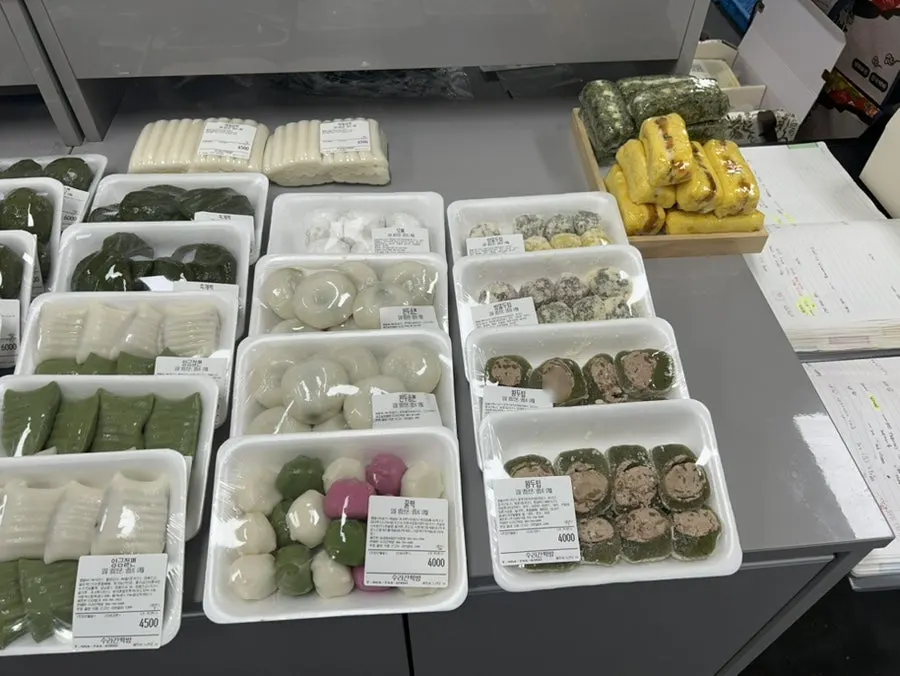 Various types of rice cakes sold at Suragan Tteokbang