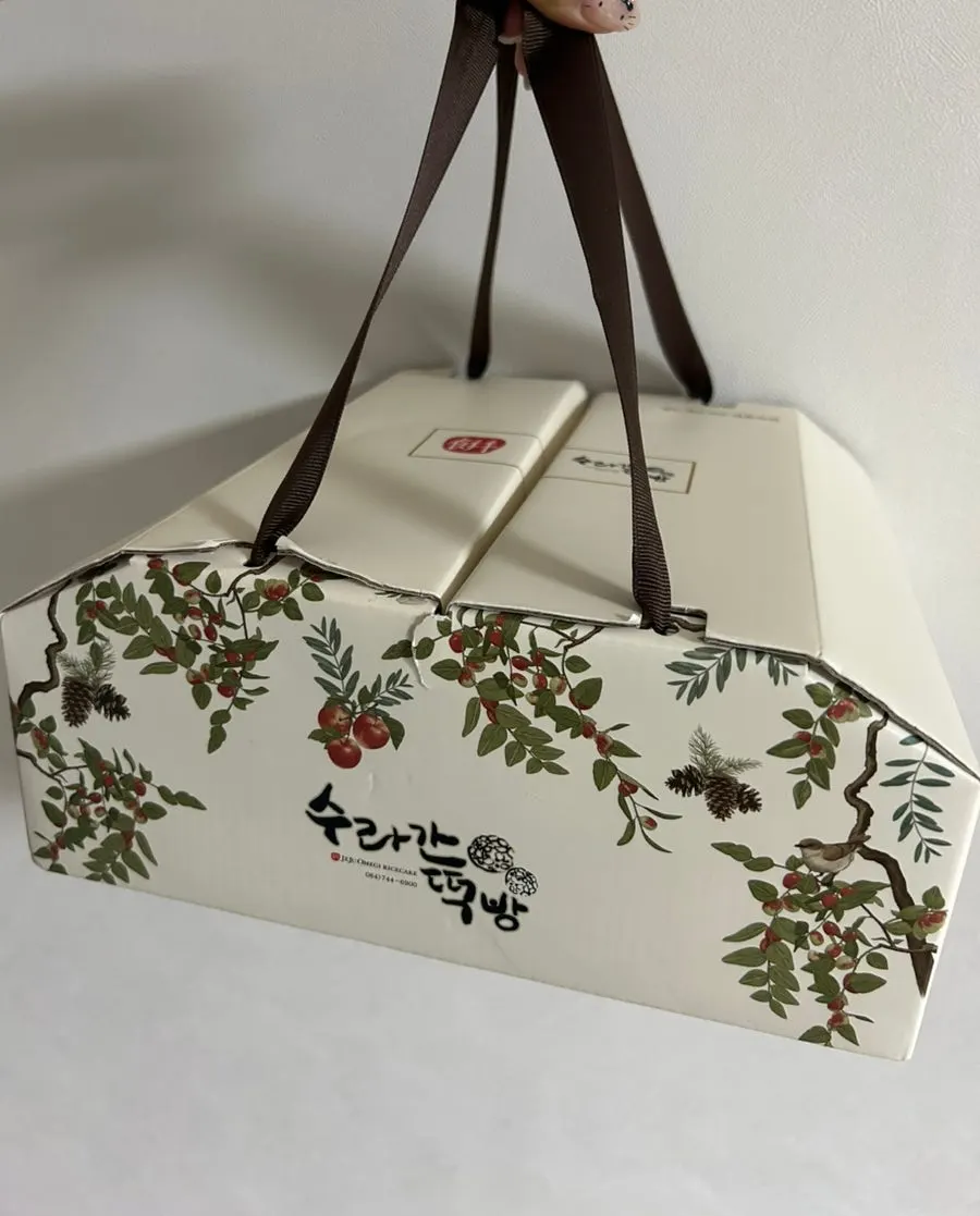 Omegi-tteok takeout packaging box from Suragan Tteokbang