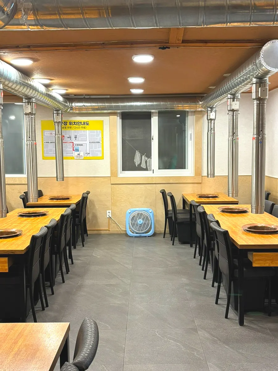 제주본참숯불갈비 입구 주변 모습