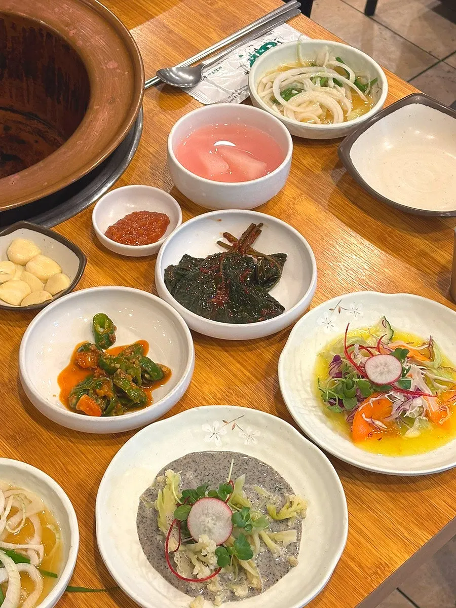 생갈비와 오겹살을 주문한 테이블 세팅