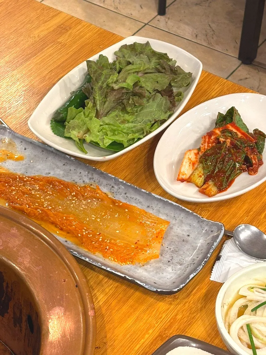 상 가득 차려진 밑반찬 한 상
