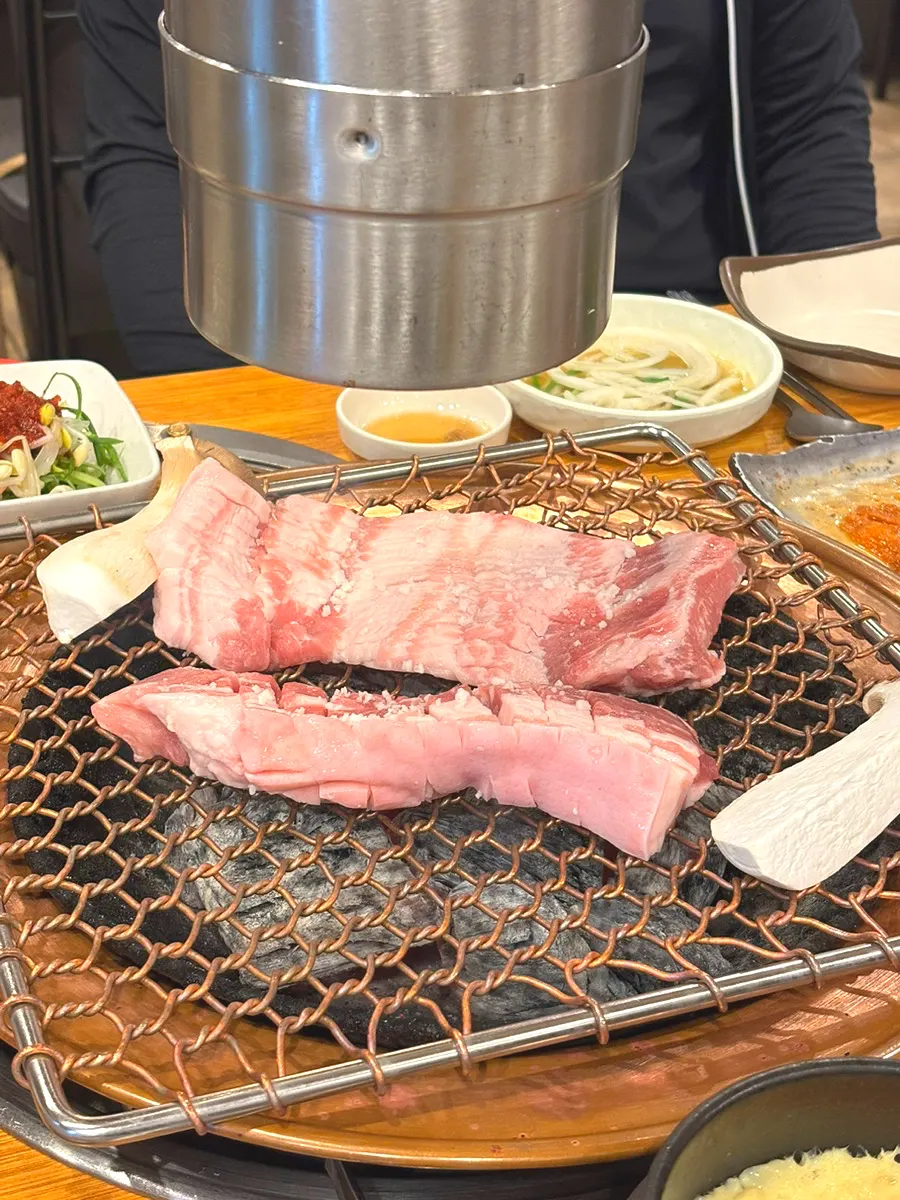 접시에 담겨 나온 흑돼지 생갈비와 오겹살