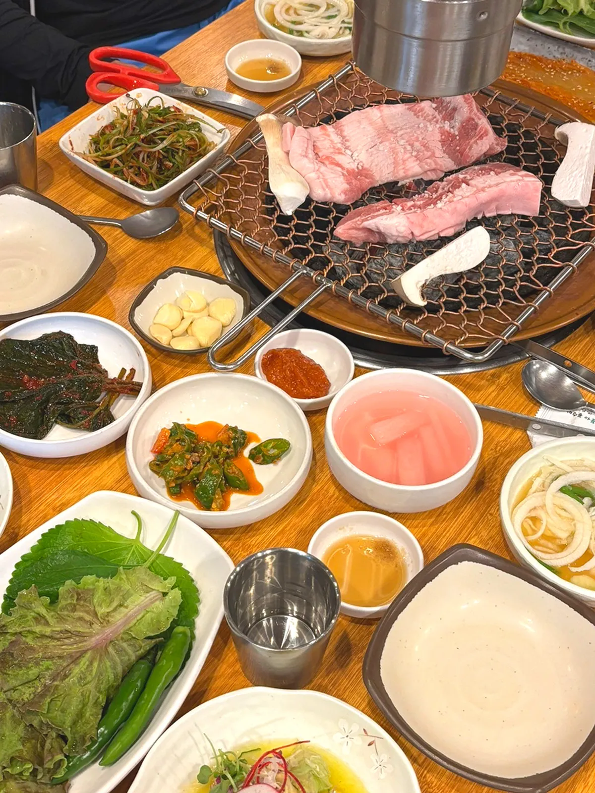 숯불 위에서 구워지는 제주 흑돼지 오겹살