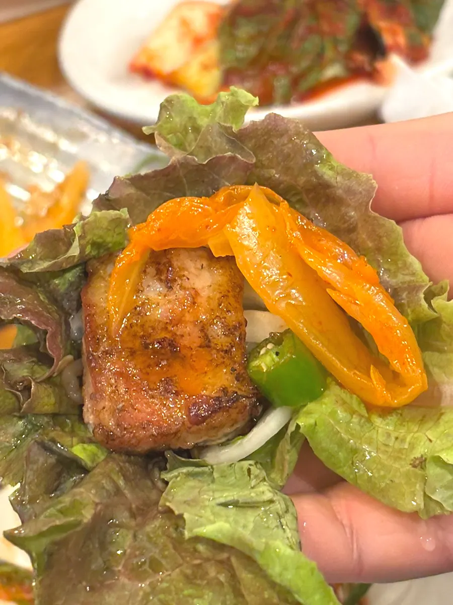 노릇하게 구워진 생갈비 한 점