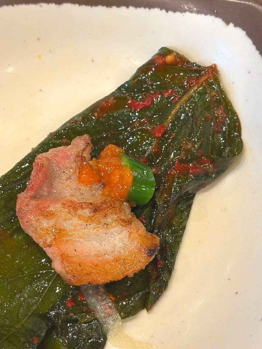 지짐 김치를 올려 싸 먹는 흑돼지 한 쌈