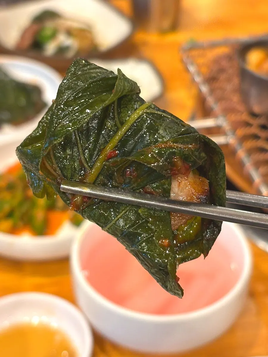 불판 위 생갈비와 곁들인 반찬