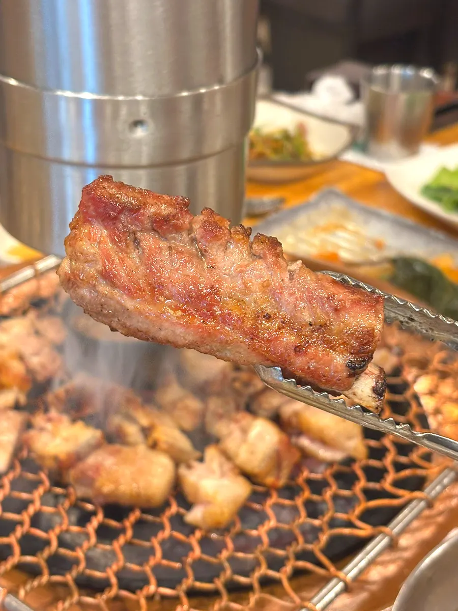멜젓에 조려 먹는 흑돼지 고기