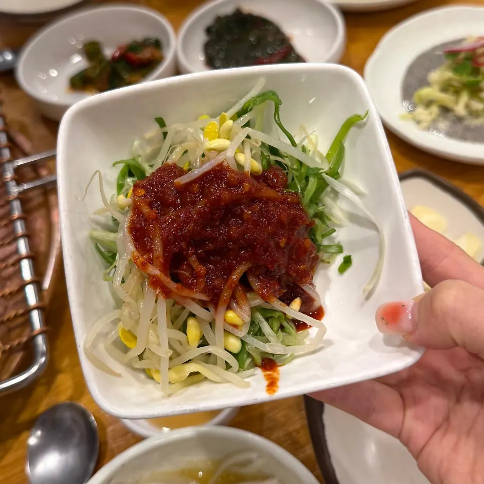 Crunchy bean sprout and scallion side dish