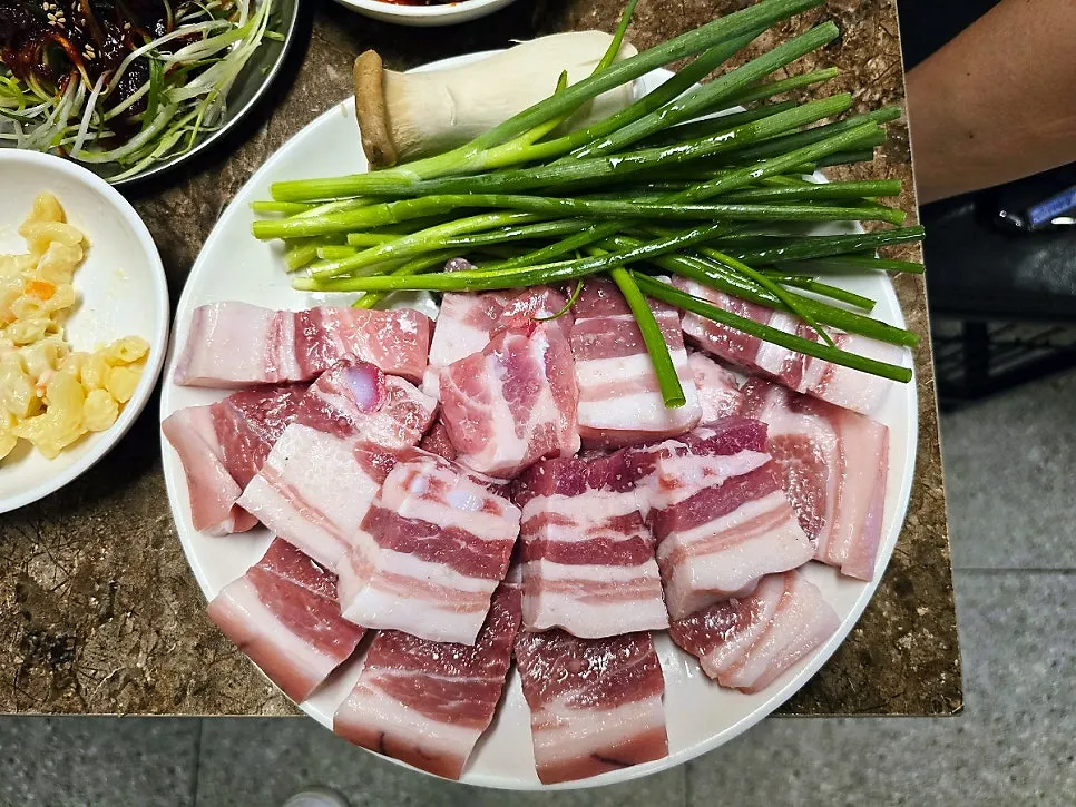 Table setup with the ordered Nanchukmatdon plate