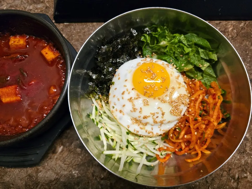 Mel-jorim and Pork Rice served in an earthenware pot