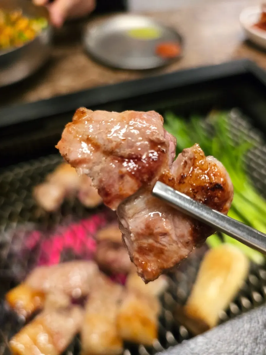 Guide on how to eat the meat at Pork80