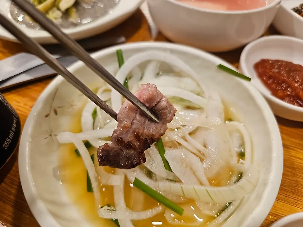 Rib meat eaten with pickled onions