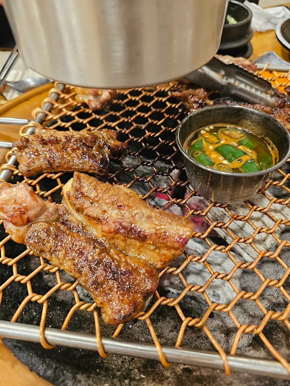 Marinated ribs grilled without burning