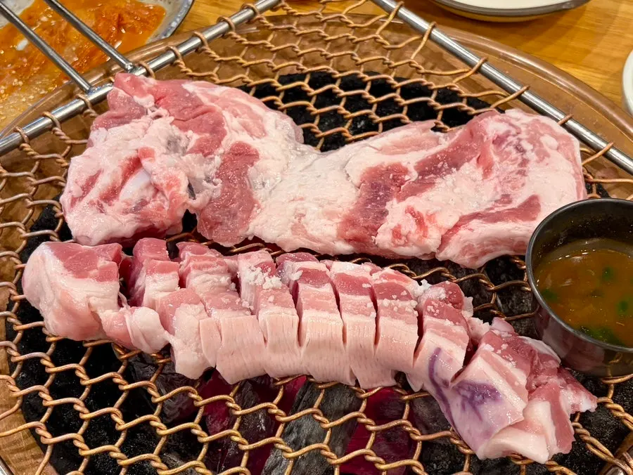 Fresh ribs and black pork, one serving each, on the grill