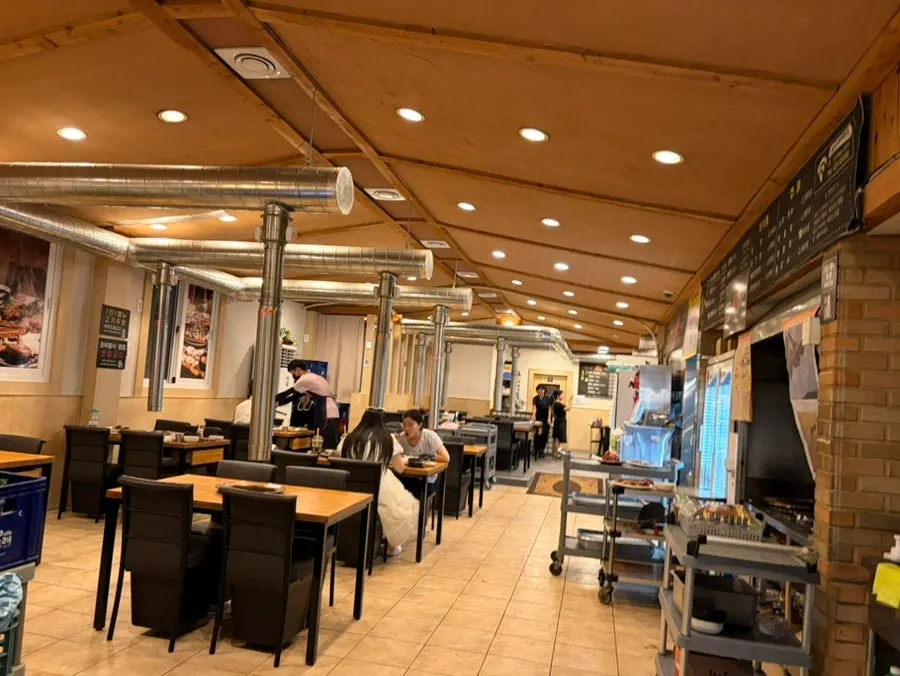 Clean interior of Jeju Boncham Sutbul Galbi
