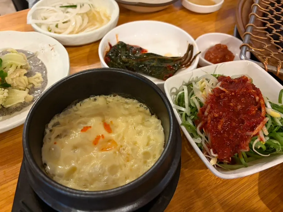 Jeju Boncham Sutbul Galbi with diners inside