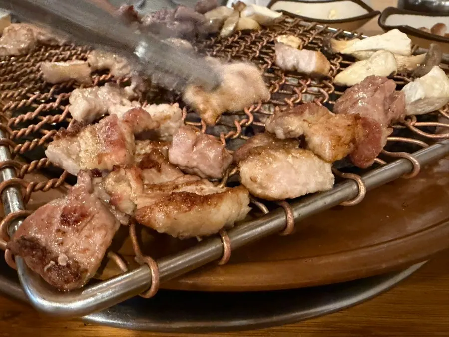 Fresh ribs eaten with pickled onions