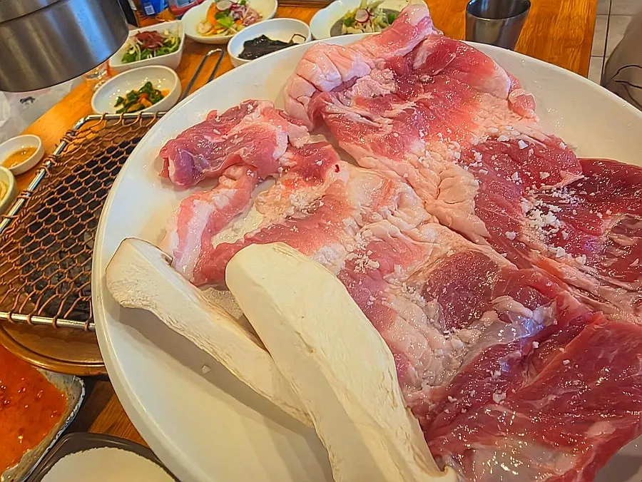 Glossy charcoal-grilled meat