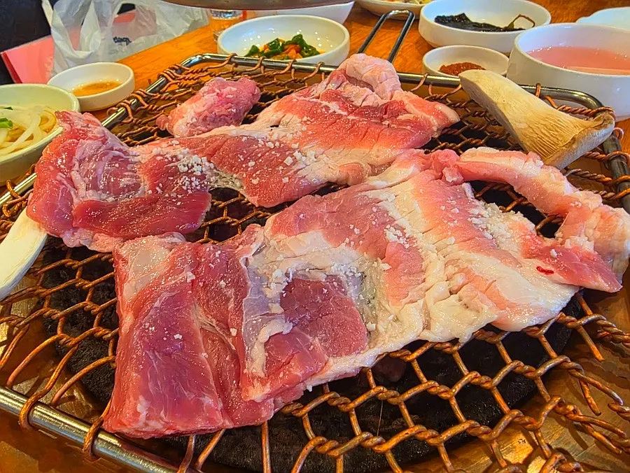 Charcoal-grilled meat cut into easy-to-eat pieces