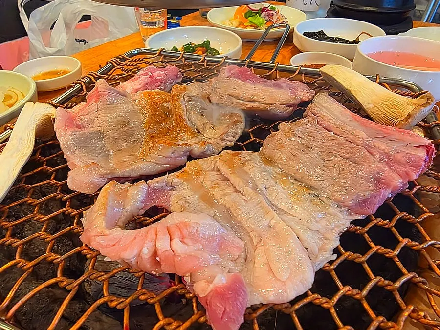 쌈채소와 곁들인 참숯 고기