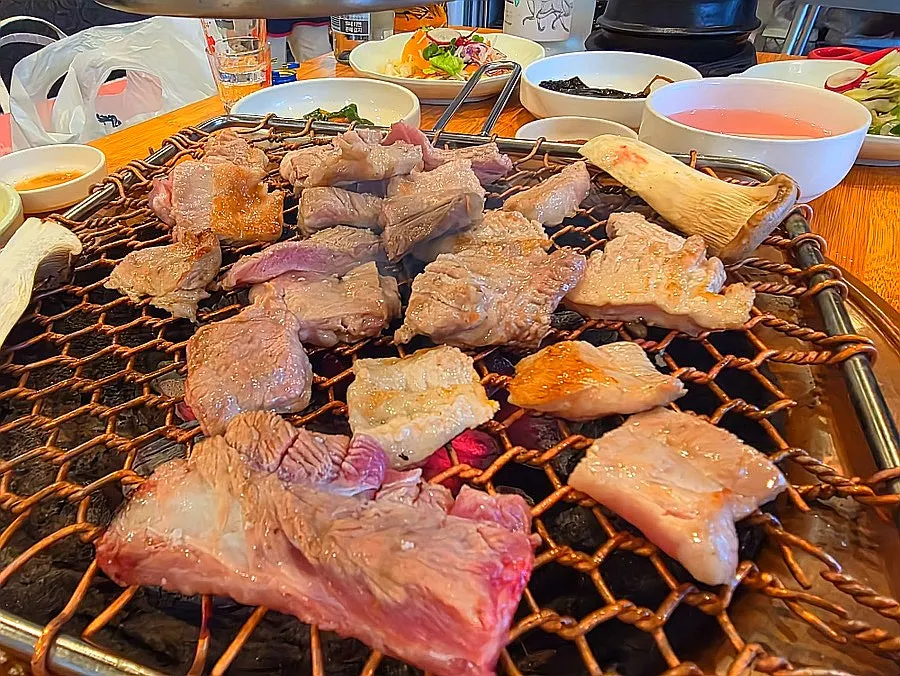 Charcoal-grilled meat enjoyed with sauce