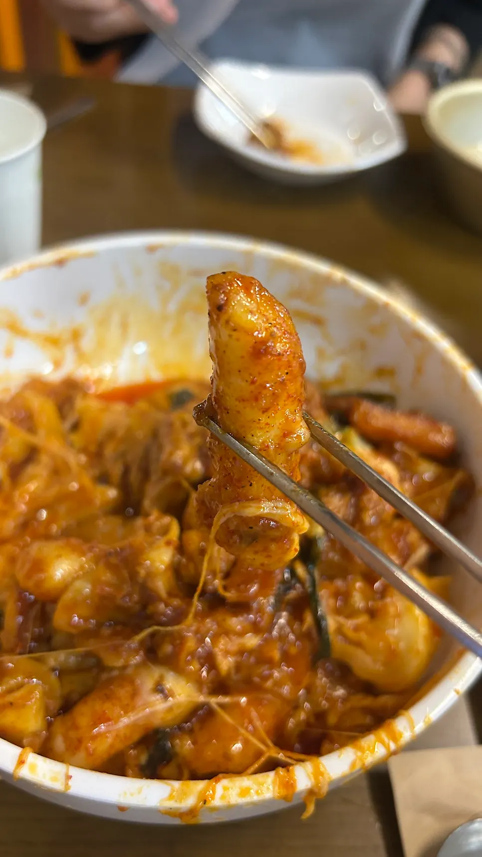 Sauce-soaked rice cakes and cheese rice cakes from the dakgalbi